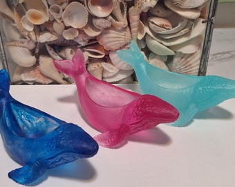 Adorno de ballena de resina hecho a mano, plato para anillos o portavelas.