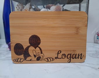 Tabla de cortar quesos o charcutería de bambú de doble cara, grabada a mano, de 9 y 11 pulgadas, inspirada en Mickey Mouse guiñando un ojo