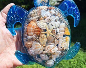Figura decorativa de tortuga marina con temática playera, hecha a mano en resina con conchas marinas.