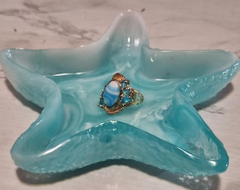 Bandeja/plato para anillos de resina artesanal con forma de concha marina