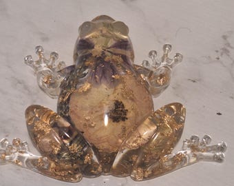 Figura de rana con flores de resina hecha a mano / Decoración de rana / Flores moradas y blancas