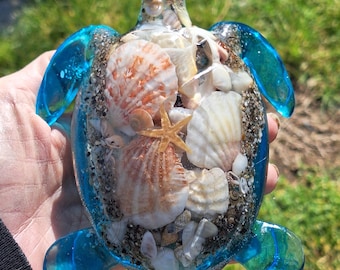 Figura decorativa de tortuga marina con temática playera, hecha a mano en resina con conchas marinas.