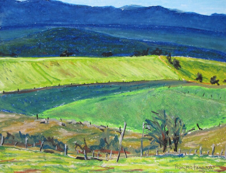 Puede incluir: Una pintura pastel de un paisaje con colinas verdes onduladas y una lejana cordillera azul. La pintura est&aacute; realizada en un estilo suelto e impresionista.