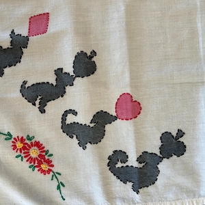 Vintage 26 Square Handbestickte Tischdecke - Dogs and Card Suits