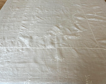 Vintage 60x79 Stick- und Schnittarbeit Weiße Leinentischdecke - Feines Leinen, Floral - Wunderschön!