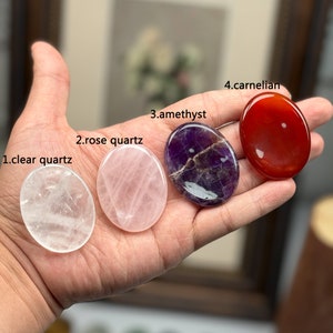 Peut inclure: Quatre pierres polies lisses de forme ovale dans diff&eacute;rentes couleurs&nbsp;: quartz clair, quartz rose, am&eacute;thyste et cornaline.