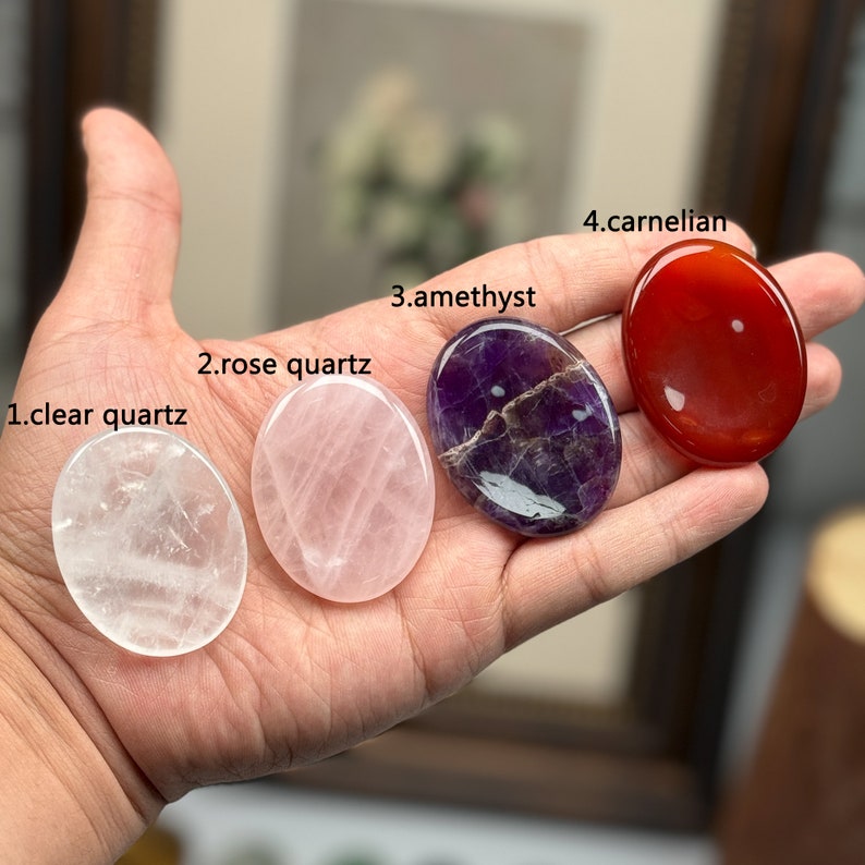 Peut inclure: Quatre pierres polies lisses de forme ovale dans diff&eacute;rentes couleurs&nbsp;: quartz clair, quartz rose, am&eacute;thyste et cornaline.