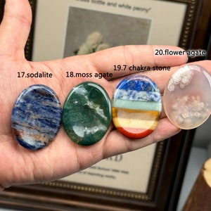 Peut inclure: Quatre pierres rondes, lisses et polies avec des motifs et des couleurs diff&eacute;rents. Les pierres sont &eacute;tiquet&eacute;es "17. sodalite", "18. agate mousse", "19.7 pierre chakra" et "20. agate fleur".