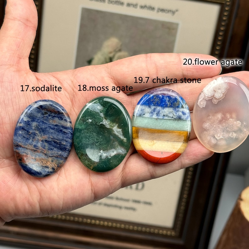 Peut inclure: Quatre pierres rondes, lisses et polies avec des motifs et des couleurs diff&eacute;rents. Les pierres sont &eacute;tiquet&eacute;es "17. sodalite", "18. agate mousse", "19.7 pierre chakra" et "20. agate fleur".