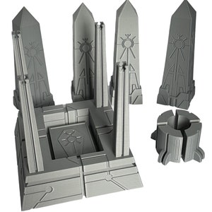 Könnte beinhalten: Ein graues 3D-gedrucktes Modell eines futuristischen Tempels mit fünf Türmen und einer zentralen Plattform. Die Türme haben komplizierte Designs und die Plattform hat einen erhöhten Mittelteil.