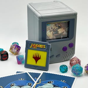 Caja de mazo estilo Gameboy para Commander/EDH Magic the Gathering (bloqueo magnético) - Capacidad para más de 100 cartas con funda individual