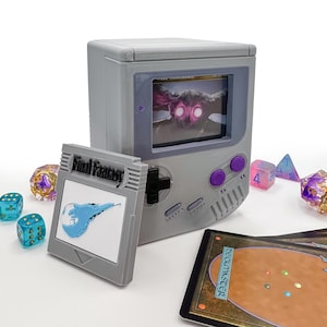 FF7 ゲームボーイ デッキボックス |ファイナルファンタジー コマンダー ストレージ | MTG EDHケース（ff VIカートリッジ付き）は、スリーブ入りカードを100枚以上収納可能