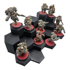 Miniature Display Stand for Painted Minis – 28 mm Base Compatible | Tiered Wargaming Shelf | Warband, Skirmish, RPG Display Rack