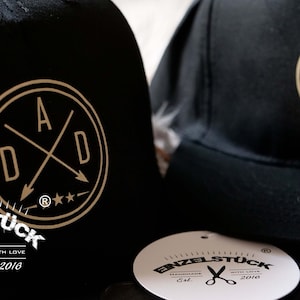 Cool snapback caps for dad, son, mom and daughter. Caps for adults and children. In a great, classy partner look. With names if you like (free of charge)