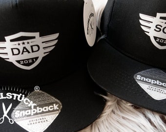 Cool snapback caps for dad, son, mom and daughter. Caps for adults and children. In a great, classy partner look. With names if you like (free of charge)