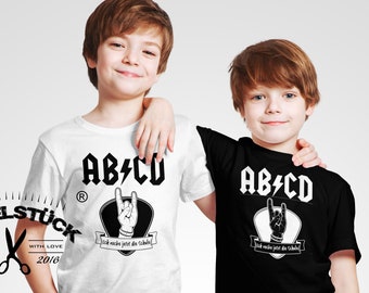 Cooles ACDC Schulkind T-Shirt zur Einschulung für Jungs und  Mädchen mit Retro-Motiv. Gerne mit Namen   personalisiert(Kostenlos)