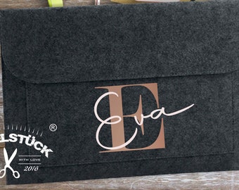 IPad case made of gray or anthracite felt. Personalized with monogram and name.