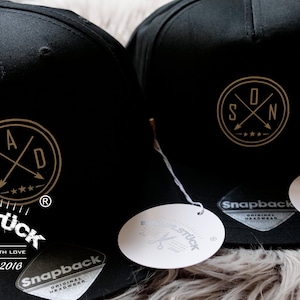 Stoere snapback caps voor vader, zoon, moeder en dochter. Petten voor volwassenen en kinderen in een mooie, elegante partnerlook. Geef uw naam op gratis afbeelding 5