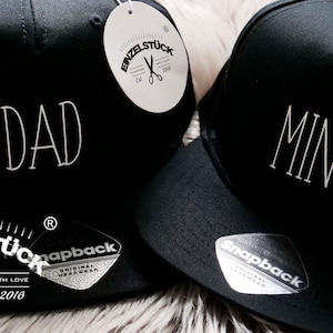 Cool snapback caps for dad, son, mom and daughter. Caps for adults and children. In a great, classy partner look. With names if you like (free of charge)