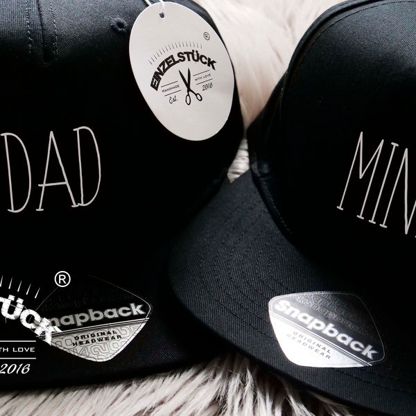 Stoere snapback caps voor vader, zoon, moeder en dochter. Petten voor volwassenen en kinderen in een mooie, elegante partnerlook. Geef uw naam op (gratis)