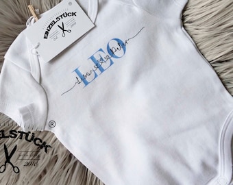 Cute personalized baby bodysuit with light blue imprint for guys with the name of their parents. Perfect gift for birth or baby shower