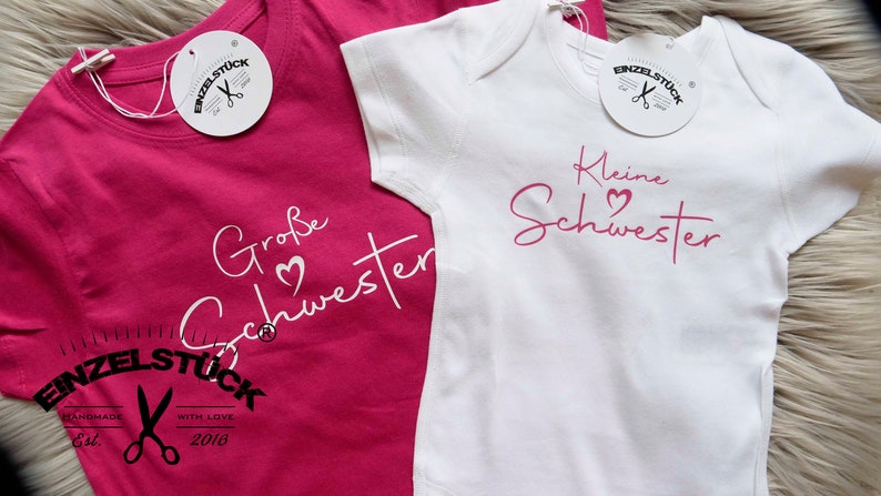 Große kleine Schwester Body und Mädchen-T-Shirt fürGeschwister. Perfektes Geschenk zur Geburt. Süßes Outfit fürs Fotoshooting. Mit Namen. Bild 1