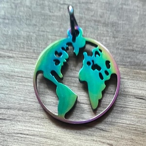 Colgante multicolor con diseño de mapa del mundo, acero inoxidable 304, chapado en color arcoíris, 17,5 mm x 23 mm, juego de 5, regalo para viajes, regalo para graduación
