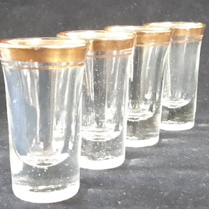 Vasos de chupito con borde dorado doble, vasos cónicos transparentes para chupitos o bebidas calientes ~ Juego de cuatro vasos acampanados con borde dorado para licor, aperitivos y digestivos