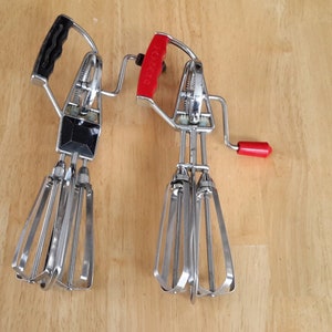 Vintage Schneebesen-Handbuch Handkurbel Mixer. Sie wirbeln richtig! Ihre Wahl von zwei verschiedenen Mid-Century Schneebesen Teigklopfer Whipper Obermaterial