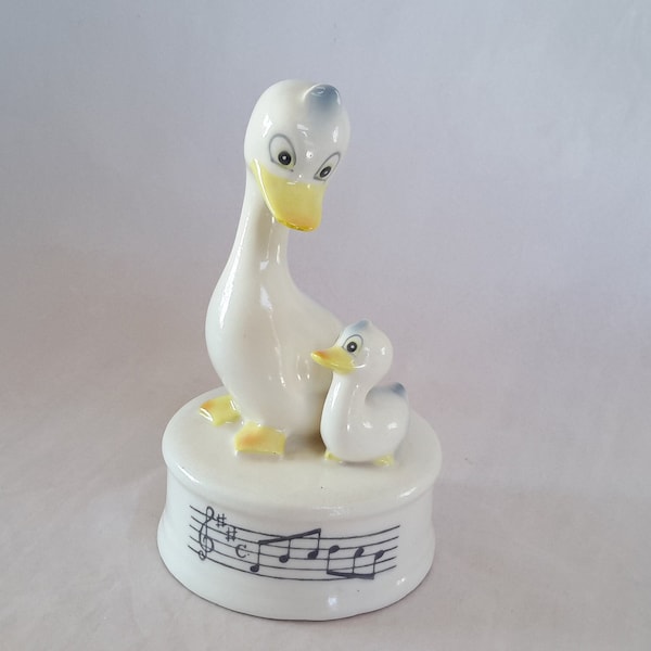 Adorable Duckling Figurine Music Box Plays Chim Chim Cher-ee From Mary Poppins Cute Musical White Ceramic Big Duck And Baby Duck Statue