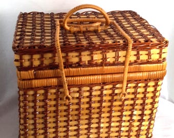 Grote vintage rieten picknickmand ouderwetse rustieke decoratie voor binnen of buiten