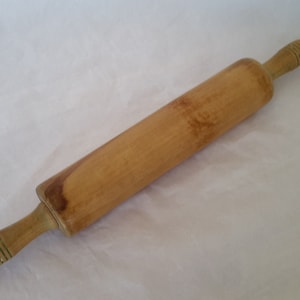 Bellissimo vecchio mattarello in legno liscio con venature del legno. Autentico strumento da cucina vintage per la cucina in stile fattoria di campagna.