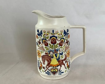 Niederländischer skandinavischer Volkskunstkrug ~ Bunte Vintage-Vase mit Henkel ~ Trompete spielender Junge und Mädchen auf Pferd ~ Rosemaling-Vögel-Hasen