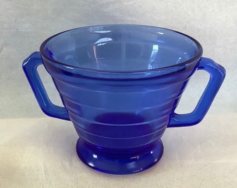 Hazel Atlas Moderntone Kobaltblaue offene Zuckerdose ~ elegante Art-Deco-Linien ~ atemberaubendes blaues Pressglas ~ Vintage-Schale mit zwei Henkeln und Füßen