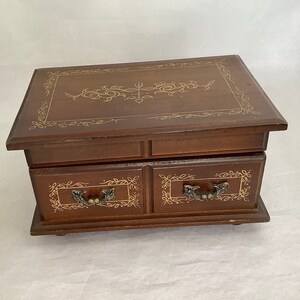 Muzikale Farrington-sieradendoos ~ Gouden scroll versierde houten lifttop ~ Gouden interieur met spiegel en verwijderingslade ~ Juwelenopslag