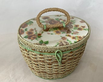 Hübscher runder geflochtener Vintage-Nähkorb mit floralem Oberteil und mintgrünem Kunststoffbesatz und Holzsockel