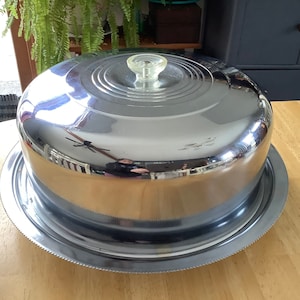 Błyszczący chromowany stojak na ciasto w stylu vintage ~ Wyeksponuj swoje wypieki na tym stylowym obrotowym stojaku na ciasto w stylu Mid-Century ~ Obrotowy stojak na ciasto lub ciasto