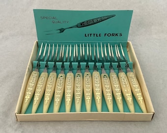 LITTLE FORK Vintage Edelstahl-Gabeln für Relish und Horsd’œuvre ~ Hübsche cremefarbene Kunststoffgabeln mit goldenem Rankenmuster