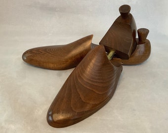Vintage DASCO Wooden Shoe Trees~ A Pair Of Smooth Dark Wood Spring Loaded Size Nine Shoe Forms