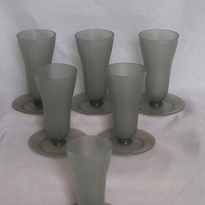 Tupperware Smokey Grey Parfait Cups Fantaisie Rétro Dessert Plats de Service - Ensemble de Six Plats à Crème Glacée Tupperware Empilables