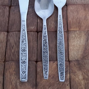 Vintage LaSpana Rogers Co. Blumenmuster Edelstahl Besteck von Stanley Roberts ~ Daisy Kette Inlay Griff ~ Strukturierte Blumen mit schwarzem Akzent