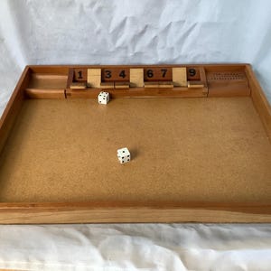 Drueke 9 Number: Cierra la Caja ~ Dentro y Fuera ~ Canoga ~ Ojos de Serpiente ~ Tira los Dados: Gana la Puntuación Más Baja ~ Tablero de Juego Grande de Madera y Corcho de Alta Calidad