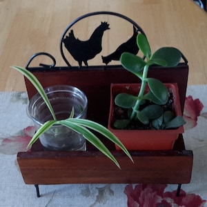 Estante para ventana de cocina campestre con diseño de gallinas, siluetas de gallo y pollo de hierro negro, estante para plantas de madera, soporte para cartas, estante para exhibición de artículos varios