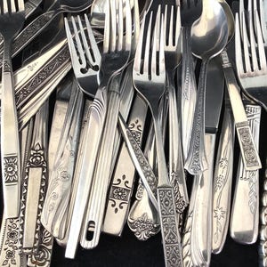 Kuratierte Vintage Besteck-Bulk-Sets ~ verschiedene Mix-N-Match-Edelstahl-Gedecke / -Gabeln / -Messer
