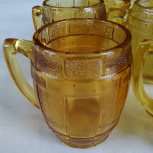 Miniatur-Bernstein-Glas-Bierfass-Krug ~ Vintage Schnapsglas ~ nostalgisches Karneval Trost-Preis ~ Neuheit Barware Glas