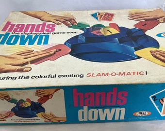 Sin duda, el juego más divertido de todos los tiempos… ¡Con el colorido y emocionante Slam-O-Matic! Juego de cartas de combinación de 1964 de acción rápida de Ideal Toy Corp.