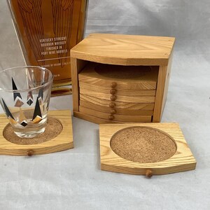 Gourmet Royale LLC. Handgesneden hardhouten onderzetter set ~ Vintage SERV HOUT ~ Acht absorberende onderzetters van kurk en hout in caddy
