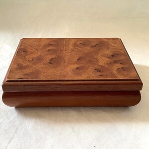 Joyero Powell Co. con tapa de madera, compacto, con bisagras y tapa elevable, de madera biselada.