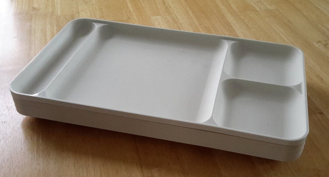 Tupperware Divided Meal Tray Set of Four cafeteria Style Sectioned