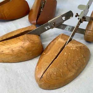 Selection Of Vintage Wood And Metal Shoe Trees Florsheim Rochester Shoe Tree Co. Adjustable Widths Chose From Different Styles 3-Pr Lt Wood Wide